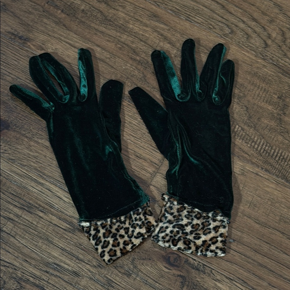 Luxurious Velvet Gloves with Leopard Print Cuff